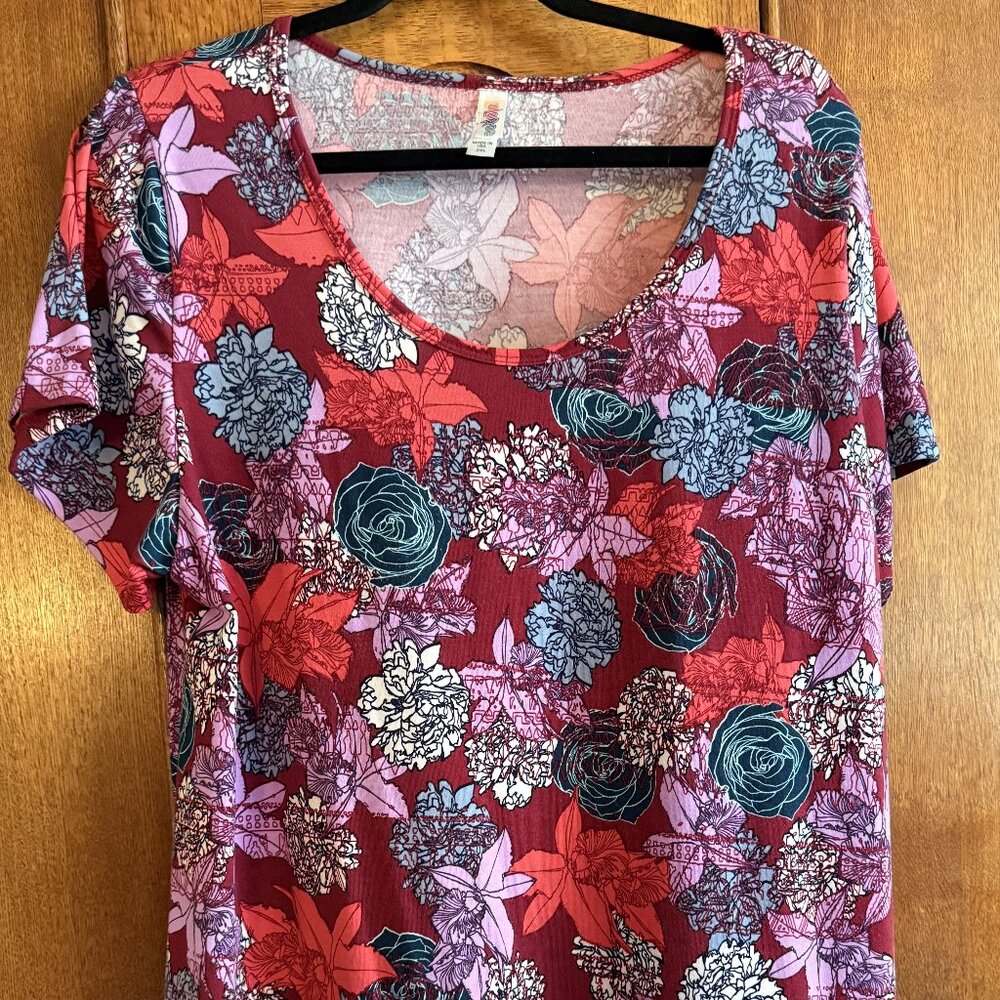 LuLaRoe Classic T 2XL, Rusty Red background  with Black, Gray & white flower